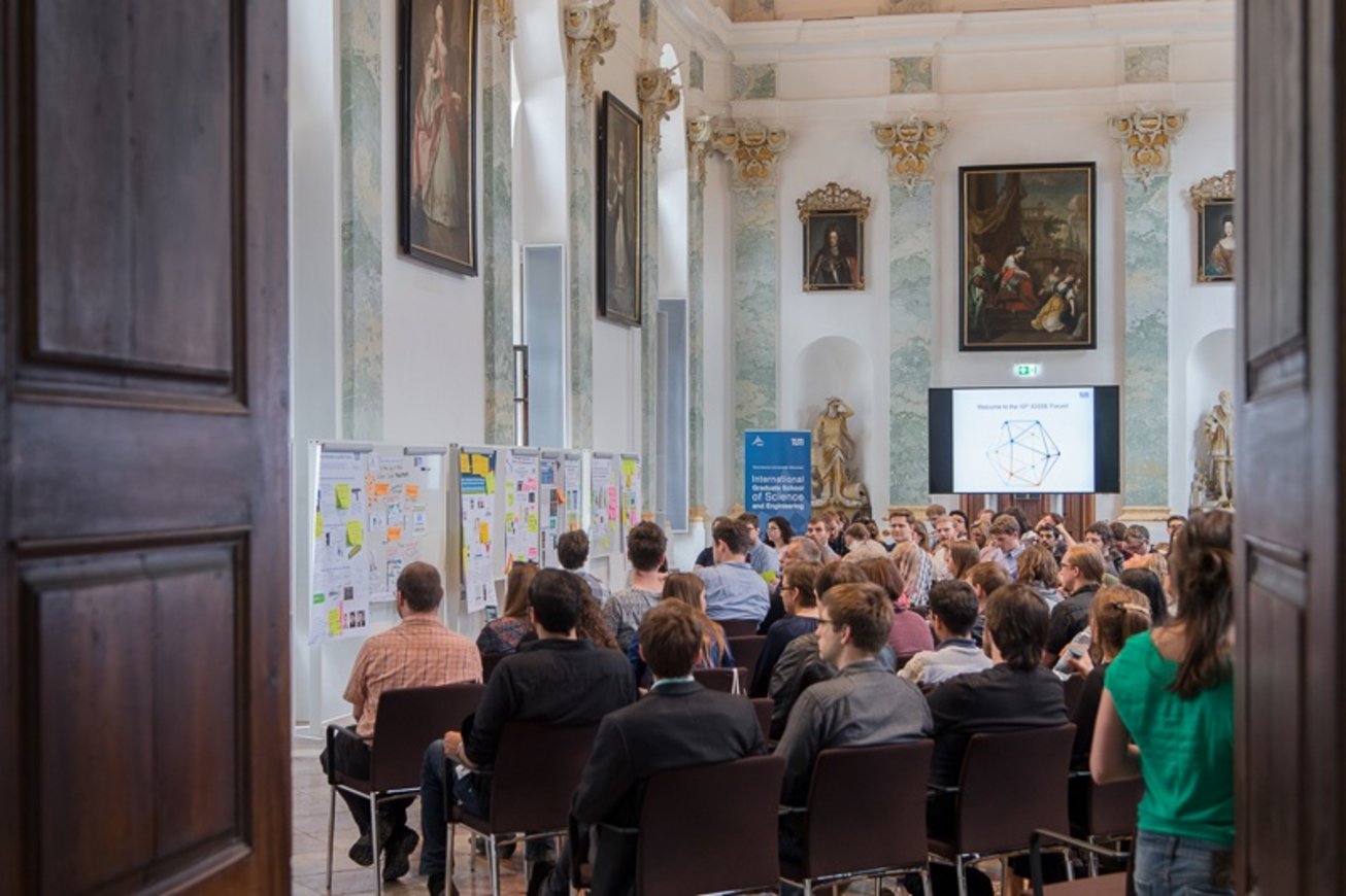 Promovierende hören einem wissenschaftlichen Vortrag während des IGSSE Forums im Akademiezentrum Raitenhaslach zu.